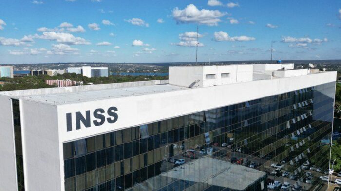 Ministério da Previdência e INSS explicam como aposentados e pensionistas devem solicitar o ressarcimento de descontos indevidos. Acordo foi homologado pelo STF e permite devolução sem ação judicial.