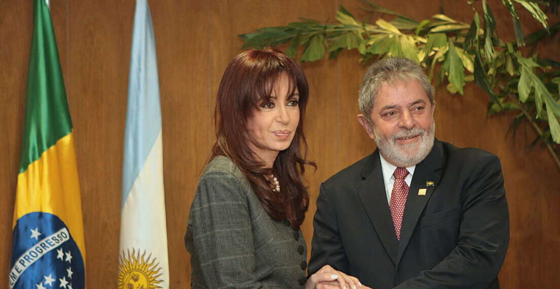 Lula é autorizado pela Justiça argentina a visitar Cristina Kirchner nesta quinta (3), durante viagem à cúpula do Mercosul. Ex-presidente cumpre prisão domiciliar por corrupção.