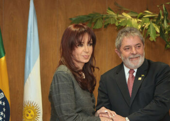 Lula é autorizado pela Justiça argentina a visitar Cristina Kirchner nesta quinta (3), durante viagem à cúpula do Mercosul. Ex-presidente cumpre prisão domiciliar por corrupção.