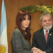 Lula é autorizado pela Justiça argentina a visitar Cristina Kirchner nesta quinta (3), durante viagem à cúpula do Mercosul. Ex-presidente cumpre prisão domiciliar por corrupção.