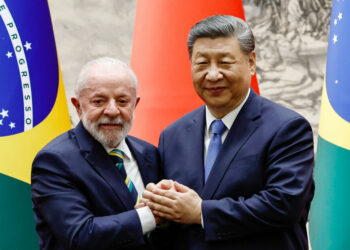 Durante a Cúpula do Mercosul, Lula propôs soberania digital e criticou monopólio tecnológico global. Brasil e China devem cooperar no desenvolvimento de inteligência artificial.