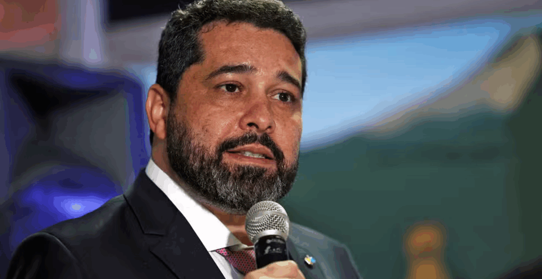 Fabiano Silva dos Santos deixa presidência dos Correios alegando motivos de saúde. Reunião com Lula está prevista para quarta-feira (9), enquanto estatal enfrenta prejuízo de R$ 1,7 bilhão e pressões políticas.
