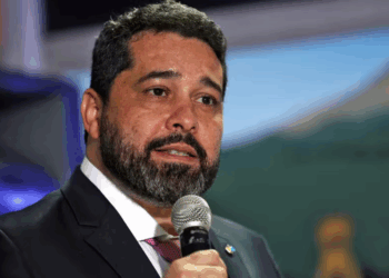 Fabiano Silva dos Santos deixa presidência dos Correios alegando motivos de saúde. Reunião com Lula está prevista para quarta-feira (9), enquanto estatal enfrenta prejuízo de R$ 1,7 bilhão e pressões políticas.