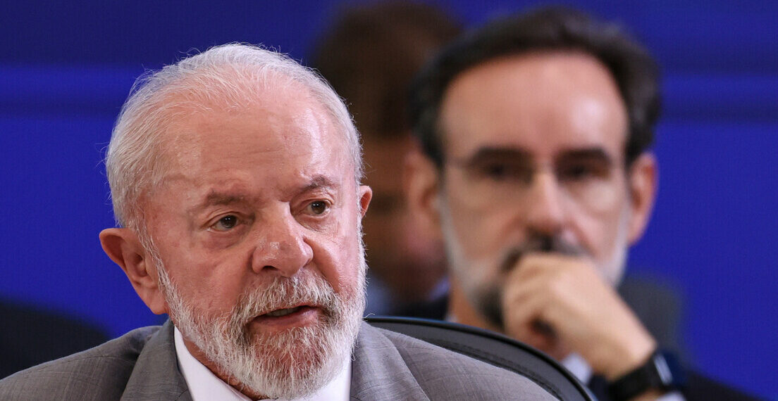 Durante o Fórum Empresarial dos BRICS, no Rio de Janeiro, Lula ressaltou a relevância econômica do grupo, condenou o protecionismo global e defendeu reformas no sistema financeiro internacional.