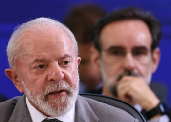 Durante o Fórum Empresarial dos BRICS, no Rio de Janeiro, Lula ressaltou a relevância econômica do grupo, condenou o protecionismo global e defendeu reformas no sistema financeiro internacional.