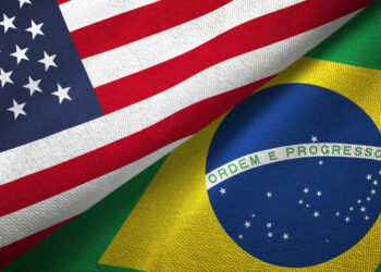 Decisão de impor tarifa de 50% sobre produtos brasileiros estaria ligada a embate com o STF sobre regulação das big techs e apoio do governo Biden a decisões de Alexandre de Moraes.