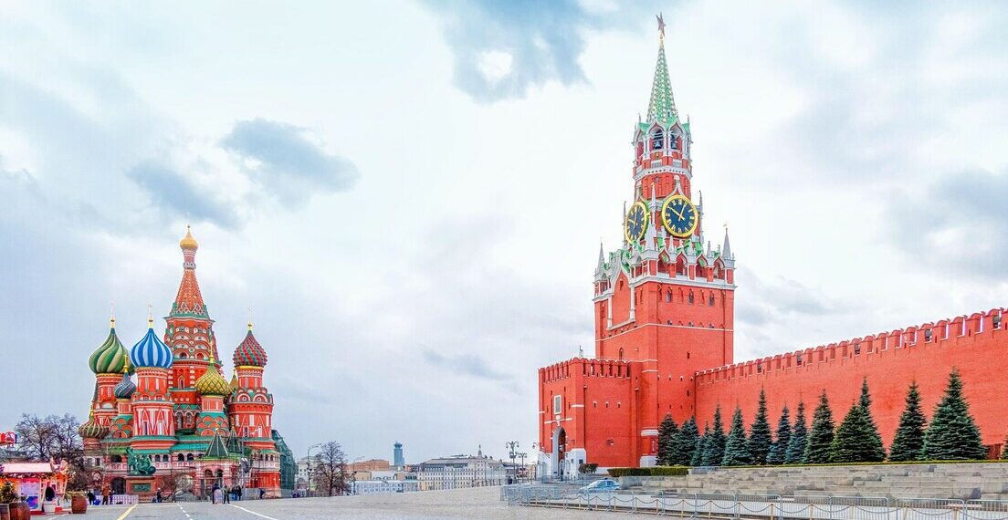 Porta-voz do Kremlin afirma que plano de Trump sobre fornecimento de armas à Ucrânia é uma continuação de práticas anteriores e levanta questões sobre quem pagará a conta, em meio a crescentes divergências na Europa.