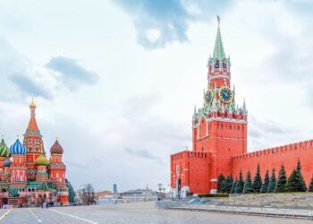 Porta-voz do Kremlin afirma que plano de Trump sobre fornecimento de armas à Ucrânia é uma continuação de práticas anteriores e levanta questões sobre quem pagará a conta, em meio a crescentes divergências na Europa.