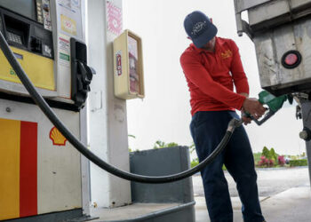 Novas sanções da União Europeia contra produtos derivados do petróleo russo estão elevando os preços do diesel em todo o mundo, alerta o CEO da TotalEnergies. Medida afeta oferta global e muda rota de abastecimento.