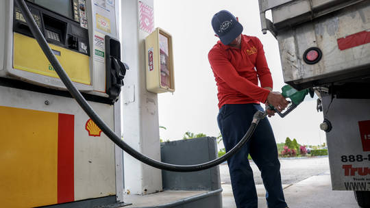 Novas sanções da União Europeia contra produtos derivados do petróleo russo estão elevando os preços do diesel em todo o mundo, alerta o CEO da TotalEnergies. Medida afeta oferta global e muda rota de abastecimento.