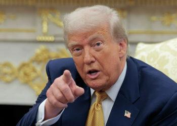 Trump impõe novo prazo de 10 a 12 dias para que a Rússia avance em acordo de paz com a Ucrânia. Presidente dos EUA ameaça sanções secundárias e diz que não há mais tempo a perder.