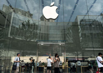 Apple fecha loja na China após 15 anos. Vendas caem, rivais crescem e tensões comerciais com os EUA impulsionam produção fora do país.