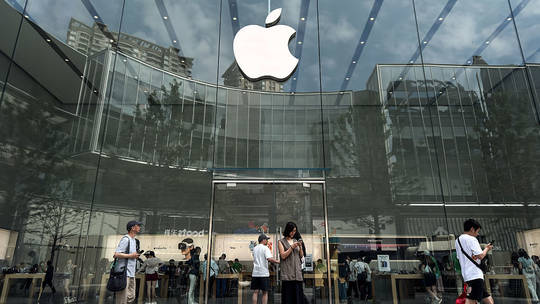 Apple fecha loja na China após 15 anos. Vendas caem, rivais crescem e tensões comerciais com os EUA impulsionam produção fora do país.
