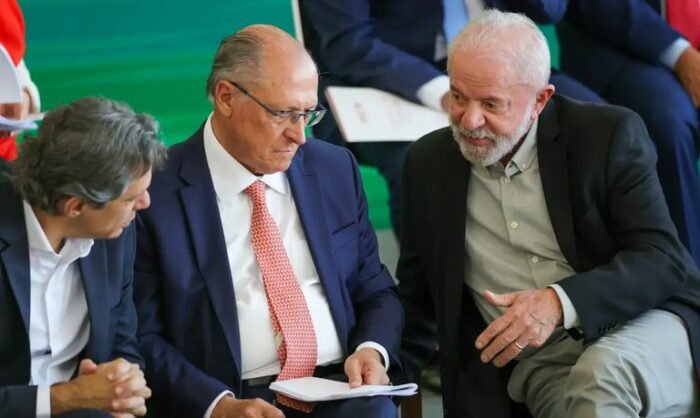 Alckmin anuncia que a Lei da Reciprocidade Econômica será regulamentada até terça-feira (15). Medida responde à nova tarifa de 50% dos EUA sobre produtos brasileiros.