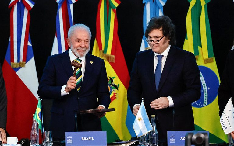Lula assume presidência do Mercosul e elenca cinco prioridades para o bloco, incluindo combate ao crime organizado, integração energética e preparação para a COP30 no Brasil.