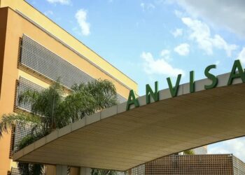 Anvisa realiza nova fase da operação Estética com Segurança. Clínicas em cinco estados são autuadas por uso de produtos vencidos e práticas proibidas. Riscos à saúde preocupam autoridades.