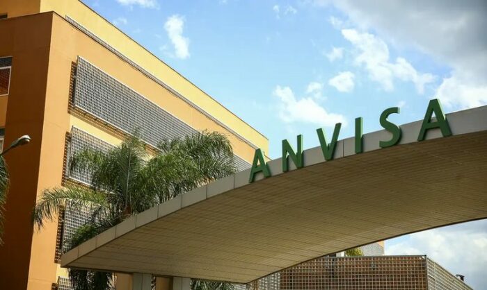 Anvisa realiza nova fase da operação Estética com Segurança. Clínicas em cinco estados são autuadas por uso de produtos vencidos e práticas proibidas. Riscos à saúde preocupam autoridades.