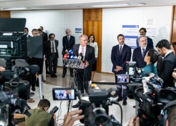 Empresas americanas com atuação no Brasil apoiam o governo brasileiro em negociações para barrar tarifa de 50% sobre exportações, prevista para agosto. Reunião foi conduzida por Geraldo Alckmin com apoio da Amcham e da US Chamber.