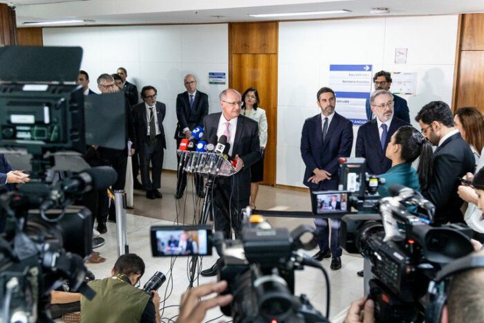 Empresas americanas com atuação no Brasil apoiam o governo brasileiro em negociações para barrar tarifa de 50% sobre exportações, prevista para agosto. Reunião foi conduzida por Geraldo Alckmin com apoio da Amcham e da US Chamber.