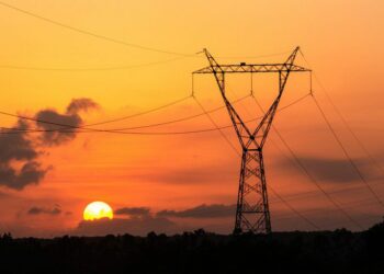 Lula assina MP que estabelece teto para a Conta de Desenvolvimento Energético e reduz custo do gás natural. A medida busca evitar aumento na conta de luz após derrubada de vetos à Lei das Eólicas Offshore.