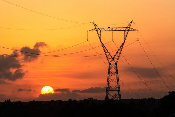Lula assina MP que estabelece teto para a Conta de Desenvolvimento Energético e reduz custo do gás natural. A medida busca evitar aumento na conta de luz após derrubada de vetos à Lei das Eólicas Offshore.