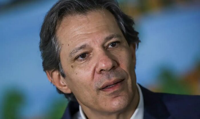 Haddad afirma que Brasil manterá negociações com os EUA, mas prepara plano para mitigar impactos de tarifa de 50% sobre produtos brasileiros anunciada por Trump.