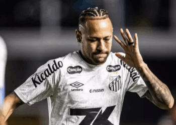 Após a derrota para o Internacional, Neymar discutiu com torcedor do Santos e explicou o motivo nas redes sociais. Jogador afirmou ter sido ofendido e desabafou sobre sua relação com o clube.