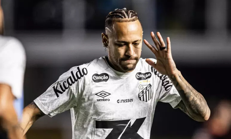 Após a derrota para o Internacional, Neymar discutiu com torcedor do Santos e explicou o motivo nas redes sociais. Jogador afirmou ter sido ofendido e desabafou sobre sua relação com o clube.