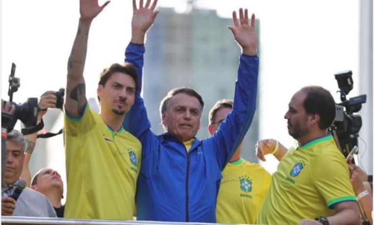 Renan Filho avalia que bolsonarismo migra para extrema-direita e defende que Lula ocupe o centro político visando 2026. Leia análise sobre cenário eleitoral.