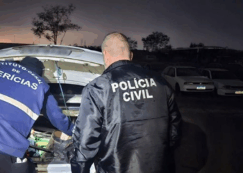 Jovem mãe, seu bebê de 2 meses e um adolescente foram mortos em Esteio (RS) por um pai de santo com ajuda da esposa e de dois menores. Polícia investiga se bebê foi jogado vivo sobre os corpos. Crime teve motivação por ciúmes e gravidez indesejada.