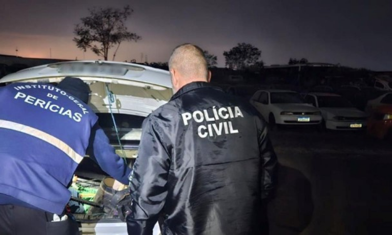 Jovem mãe, seu bebê de 2 meses e um adolescente foram mortos em Esteio (RS) por um pai de santo com ajuda da esposa e de dois menores. Polícia investiga se bebê foi jogado vivo sobre os corpos. Crime teve motivação por ciúmes e gravidez indesejada.