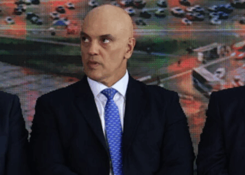 Após ser sancionado pelos EUA com base na Lei Global Magnitsky, Alexandre de Moraes comparece ao clássico Corinthians x Palmeiras na Arena em São Paulo.