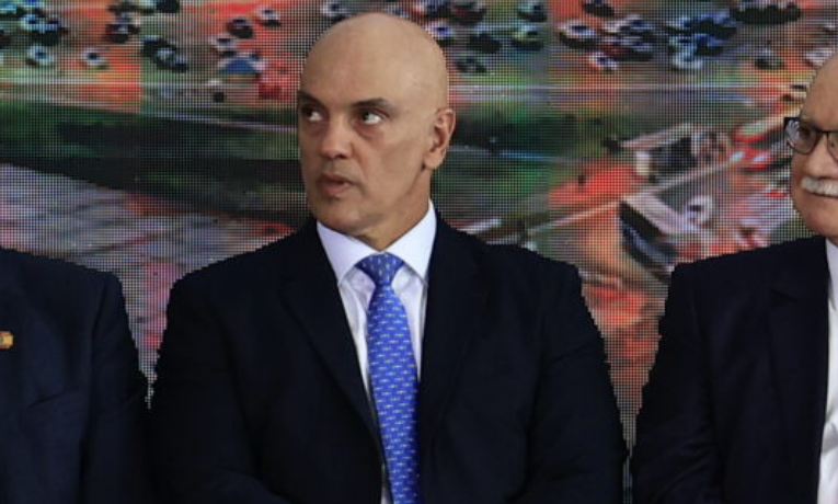 Após ser sancionado pelos EUA com base na Lei Global Magnitsky, Alexandre de Moraes comparece ao clássico Corinthians x Palmeiras na Arena em São Paulo.