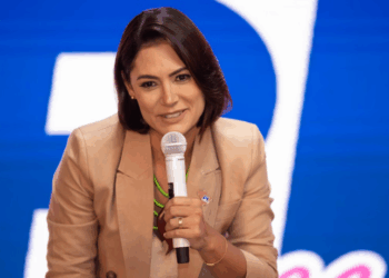 Michelle Bolsonaro transferiu seu título de eleitor de volta para Brasília e pode disputar o Senado pelo DF em 2026. Pesquisas mostram liderança nas intenções de voto.