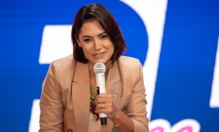 Michelle Bolsonaro transferiu seu título de eleitor de volta para Brasília e pode disputar o Senado pelo DF em 2026. Pesquisas mostram liderança nas intenções de voto.