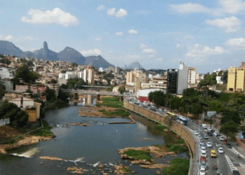 MPES denuncia empresário por homicídio qualificado e fraude na cena do crime em Cachoeiro. Vítima foi baleada após uso de drogas. Caso segue sob sigilo.