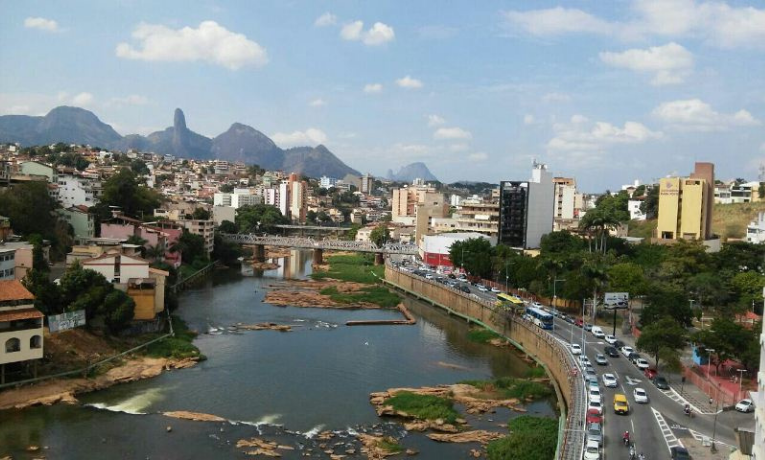 MPES denuncia empresário por homicídio qualificado e fraude na cena do crime em Cachoeiro. Vítima foi baleada após uso de drogas. Caso segue sob sigilo.