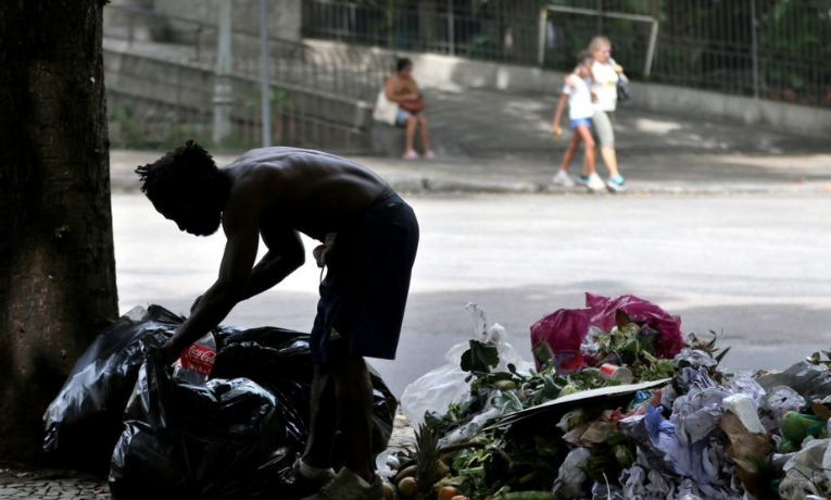 Portaria do Ministério do Desenvolvimento Social amplia o acesso prioritário ao Bolsa Família para famílias em situação de rua, risco social e insegurança alimentar. Veja os detalhes da nova medida.
