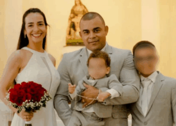 namorada virtual do adolescente que matou os pais e o irmão em itaperuna é apreendida no mato grosso. polícia investiga se ela incentivou o crime brutal por mensagens online.