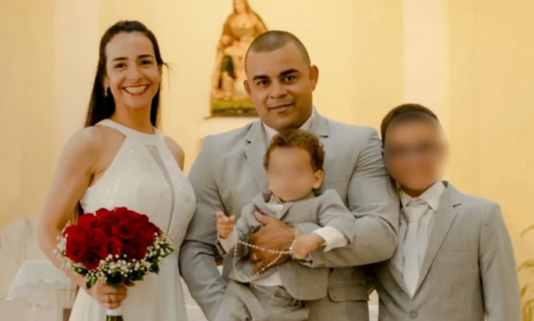 namorada virtual do adolescente que matou os pais e o irmão em itaperuna é apreendida no mato grosso. polícia investiga se ela incentivou o crime brutal por mensagens online.