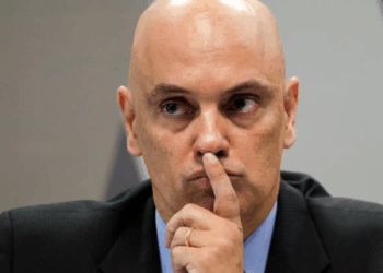 Alexandre de Moraes analisou suposto descumprimento de medidas por Bolsonaro, mas decidiu não converter em prisão preventiva. Entenda o caso.
