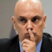 Alexandre de Moraes analisou suposto descumprimento de medidas por Bolsonaro, mas decidiu não converter em prisão preventiva. Entenda o caso.