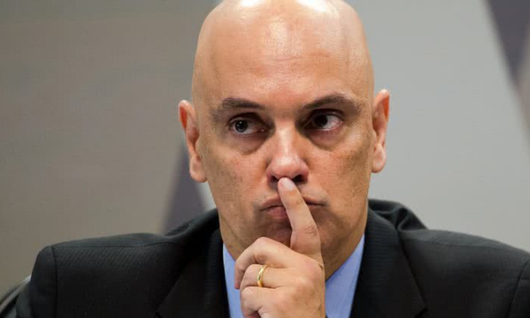 Alexandre de Moraes analisou suposto descumprimento de medidas por Bolsonaro, mas decidiu não converter em prisão preventiva. Entenda o caso.