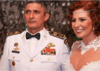 Antônio Aginaldo, marido de Carla Zambelli, foi exonerado da Secretaria de Segurança de Caucaia. A deputada segue foragida e é procurada pela Interpol após condenação no STF.