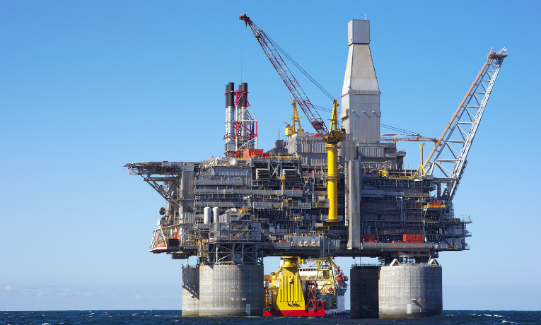 Senado aprova MP que atualiza o Fundo Social e permite leilão de petróleo excedente do pré-sal. Entenda o impacto e a polêmica.