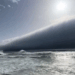 Uma nuvem volutus, formação atmosférica rara e inofensiva, assustou banhistas em praias de Portugal ao se deslocar sobre o mar no sábado (28). Meteorologistas tranquilizaram a população.