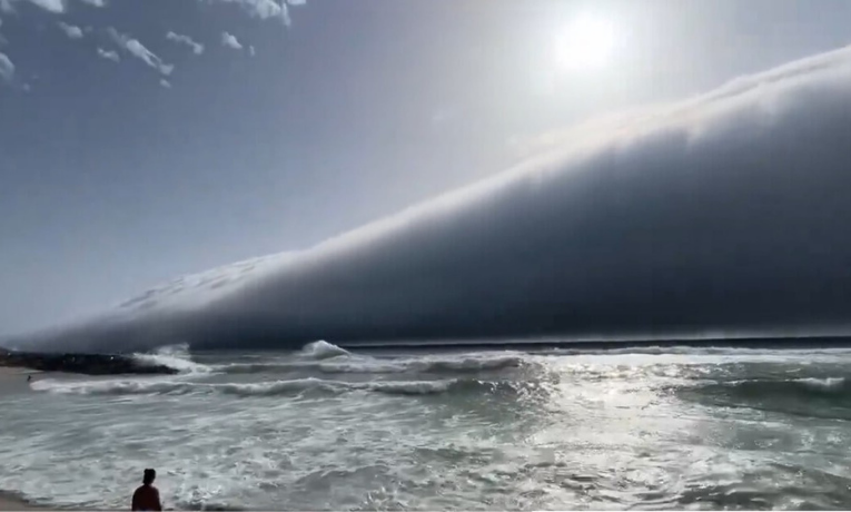 Uma nuvem volutus, formação atmosférica rara e inofensiva, assustou banhistas em praias de Portugal ao se deslocar sobre o mar no sábado (28). Meteorologistas tranquilizaram a população.