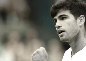 Carlos Alcaraz conquista 20ª vitória consecutiva e segue firme em Wimbledon 2025. Espanhol avança à terceira rodada com atuação segura. Sabalenka vence e presta apoio a Zverev.