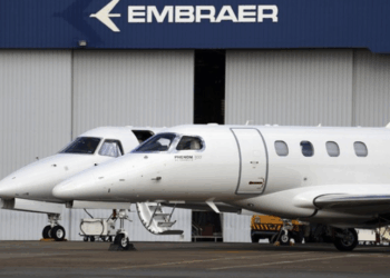 A Embraer entregou 61 aeronaves no segundo trimestre de 2025, alta de 30% em relação a 2024. Aviação Executiva lidera crescimento. Projeção anual chega a até 240 entregas.