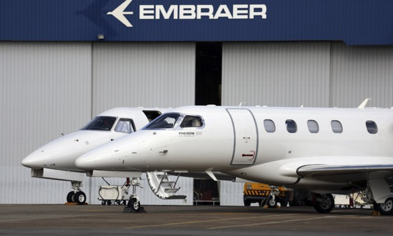 A Embraer entregou 61 aeronaves no segundo trimestre de 2025, alta de 30% em relação a 2024. Aviação Executiva lidera crescimento. Projeção anual chega a até 240 entregas.